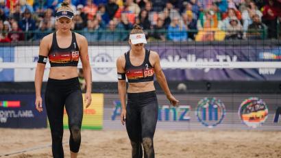 Bild: Marius Becker/dpa
Auch Svenja Müller (l) und Cinja Tillmann scheiterten bei der Beach-EM im polnischen Stare Jablonki früh. (Archivbild)