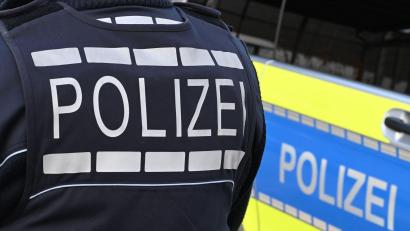 Bild: Bernd Weißbrod/dpa
Nach dem tödlichen Unfall ist die Staatsstraße vorerst gesperrt. (Archivbild)