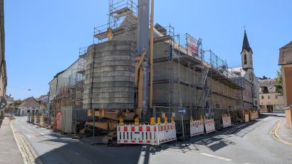Bild: Mirko Streich
Blick auf die Baustelle des Luitpold-Theaters. Auf Grund von Kanalarbeiten ist dort ab 24.8. eine Durchfahrt nicht mehr möglich – auch nicht Richtung Luitpoldplatz.