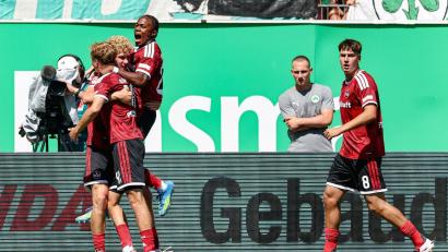Bild: Daniel Löb/dpa
Nürnbergs Spieler jubeln über den Derbysieg in Fürth.