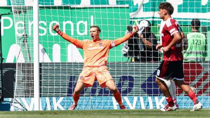 Bild: Daniel Löb/dpa
Nürnberg-Torhüter Reichert jubelt nach einem gehaltenen Foulelfmeter.