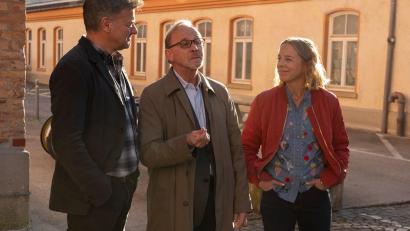 Bild: Susanne Bernhard/ZDF/dpa
Das Team: Alexander Held Mitte, als Kommissar Ludwig Schaller), Bernadette Heerwagen (als Kommissarin Angelika Flierl, rechts) und Marcus Mittermeier (als Kommissar Harald Neuhauser). (ZDF-Bild)