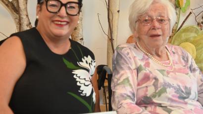 Bild: Gerhard Franz
Katharina Wagner (rechts) feiert 90. Geburtstag. Dazu gratuliert Bürgermeisterin Birgit Fruth (links) im Auftrag des Oberbürgermeisters und des Amberger Stadtrats.
