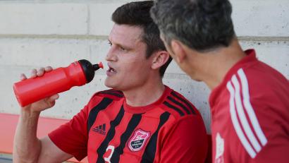 Archivbild: Gerhard Büttner
Die Flüssigkeitszufuhr war bei Spielertrainer Benjamin urban (links) und seinen Akteuren am Samstag sehr wichtig.