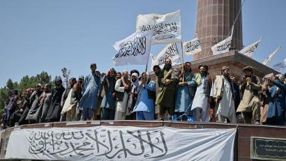 Bild: Nava Jamshidi/AP/dpa
Anhänger der Taliban-Regierung feiern den fünften Jahrestag der Machtübernahme in Kabul.