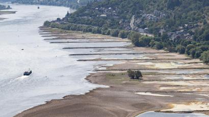 Bild: Boris Roessler/dpa
Wegen niedriger Pegelstände ist die Binnenschifffahrt in vielen Flüssen wie hier im Rhein derzeit massiv eingeschränkt.