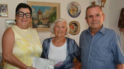 Bild: Gerhard Franz
Nach 65 Ehejahren haben Magdalena und Franz Wiesmeth Eiserne Hochzeit gefeiert. Ambergs Bürgermeisterin Birgit Fruth gratulierte.