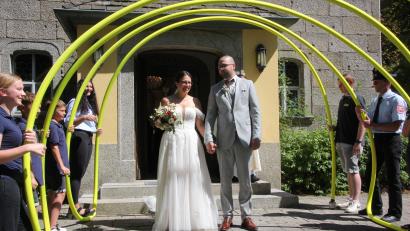 Bild: Konrad Rosner
Freudestrahlend verlassen Katrin und Thomas Ulrich die Steinbergkirche, wo schon viele Gratulanten Spalier standen.