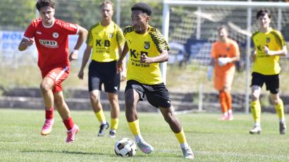 Archivbild: Hubert Ziegler
Jamario Carswell (am Ball) und der FC Amberg haben das erste Spiel unter dem neuen Cheftrainer Erkan Kara bei der DJK Vornbach mit 1:2 verloren.