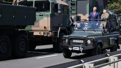 Bild: Leszek Szymanski/PAP/dpa
Der polnische Präsident Karol Nawrocki (l) und Generalstabschef General Wieslaw Kukula (r) nehmen an der Militärparade zum Tag der polnischen Streitkräfte teil.