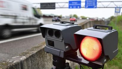 Bild: Marijan Murat/dpa
Blitzer sollen Raser bremsen - die Speedweek hatte damit wohl bedingt Erfolg. (Archivbild)