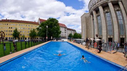 Bild: Soeren Stache/dpa
Das „Volksbad“ vor der Berliner Volksbühne soll bis Oktober geöffnet sein (Archivbild)