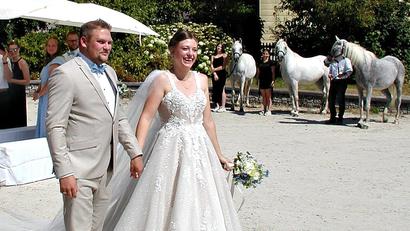 Bild: Bertram Nold
Als frisch vermähltes Ehepaar machten sich Elena und Andreas Graf auf den Weg zu den Gratulanten. Auch weiße Araberpferde standen Spalier.