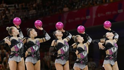 Bild: Marijan Murat/dpa
Das Team aus Deutschland tritt bei der Weltmeisterschaft der Rhythmischen Sportgymnastik mit ihrer Kür auf.