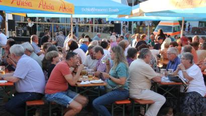 Bild: Konrad Rosner
Am Abend war beim 38. Bürgerfest der Gemeinde Reuth, das in Röthenbach stattfand, mächtig was los.