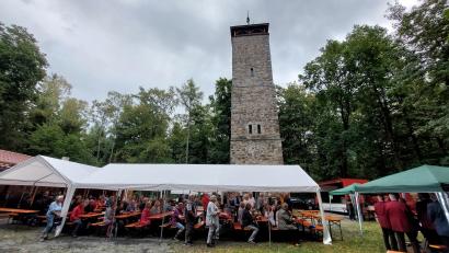 Bild: Helmut Kunz
Unterm Vierlingsturm feierte am Sonntag der Oberpfälzer Waldverein, Zweiverein Weiden, sein traditionelles Turmfest.