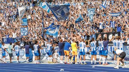 Bild: Andreas Gora/dpa
Der gewachsene Teamspirit wird von den Fans goutiert.