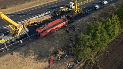 Bild: Zoltan Mathe/MTI/AP/dpa
Beim Unfall eines polnischen Reisebusses starben im Osten Ungarns mindestens zwölf Menschen.