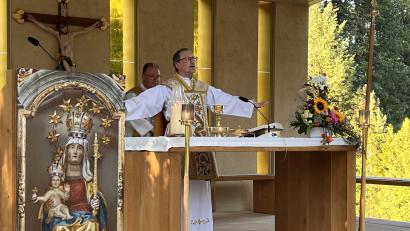 Bild: Marianne Moosburger
Der Gebenbacher Pfarrvikar Christian Preitschaft zelebrierte den Abendgottesdienst.