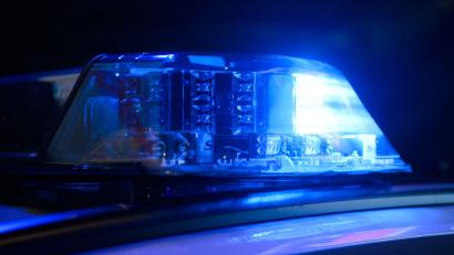 Bild: Julian Stratenschulte/dpa
Die Flucht des Jugendlichen endete, als das gestohlene Auto mit einer Straßenlaterne und dem Streifenwagen zusammenstieß. (Symbolbild)