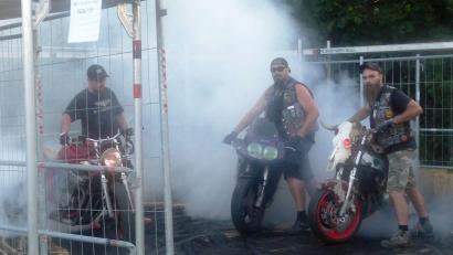 Bild: Josef Piehler
Hier gilt das Sprichwort einen "heißen" Reifen fahren - drei Fun-Bikers im Burnout-Käfig.