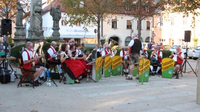 Bild: heb
Einen traumhaften Abend erlebten die Zuhörer bei der Serenade der Stadtkapelle Tirschenreuth am Oberen Marktplatz.
