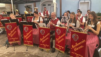 Bild: Werner Robl
Das Mitwirken des Musikvereins Wiesau und Umgebung gehört beim Zoiglfest der Jungen Union im Innenhof beim Stefflwirt zur Tradition.