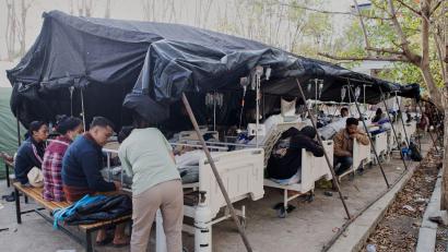 Bild: Firdia Lisnawati/AP/dpa
Nach dem starken Erdbeben ist die medizinische Versorgung zunächst provisorisch - hier mit einem Zelt vor einem Krankenhaus in der Provinz Ost-Nusa Tenggara.