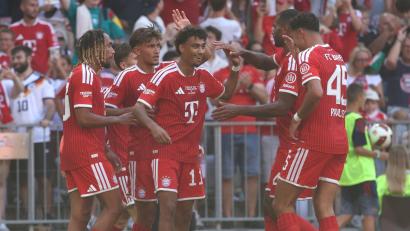 Bild: Karl-Josef Hildenbrand/dpa
Die Bayern feiern Nene Brown und sein erstes Tor für den Deutschen Meister. Beim 2.1 gegen RB Leipzig machte er den zweiten Treffer.