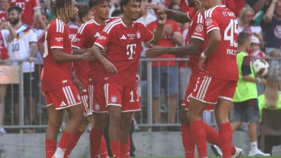 Bild: Karl-Josef Hildenbrand/dpa
Die Bayern feiern Nene Brown und sein erstes Tor für den Deutschen Meister. Beim 2.1 gegen RB Leipzig machte er den zweiten Treffer.