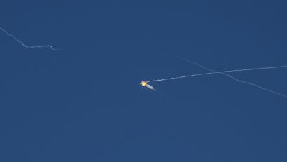 Bild: Evgeniy Maloletka/AP/dpa
Die Luftabwehr des ukrainischen Militärn hat nach eigenen Angaben kaum mehr passende Raketen, um Russlands ballistische Geschosse abzufangen. (Archivbild)