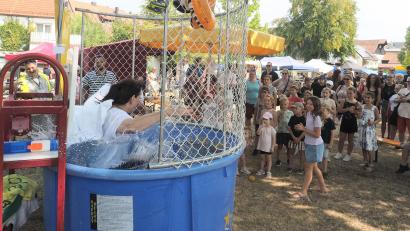 Bild: Klaus Trenz
Bürgermeisterin Birgit Barth fällt am Easy Dunker das erste Mal ins Wasser.