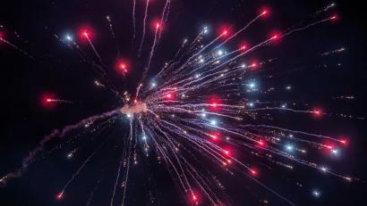 Bild: Silas Stein/dpa
Wegen der Trockenheit entfällt das Feuerwerk am Dachauer Volksfest. (Symbolbild)