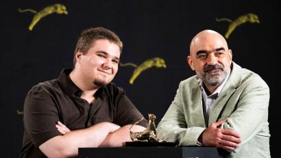 Bild: Jean-Christophe Bott/KEYSTONE/dpa
Zum Finale des 79. Internationalen Filmfestivals Locarno hat der Spielfilm „Nu e locul tau aici“ („Du gehörst nicht hierher“) von Regisseur Florin Serban (rechts) den Goldenen Leoparden gewonnen. Der rumänische Schauspieler Teodor Butanescu (l) erhielt zudem dafür eine „Special Mention“.