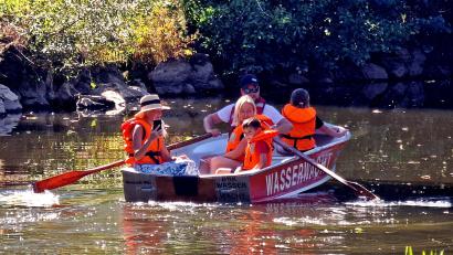 Bild: Reinhard Kreuzer
Mit einem Boot der Wasserwacht Neustadt konnten die Kinder eine Runde auf der Waldnaab drehen.