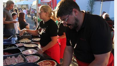 Bild: Konrad Rosner
Das Pizzateam bei der Arbeit. Bei Hermannsreuther Backofenfest packen die Dorfbewohner gemeinsam an.