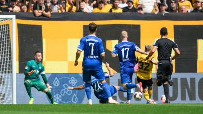 Bild: Robert Michael/dpa
Jonas Sterner (Dynamo Dresden, 2.v.r) erzielt das Tor zum 1:0.