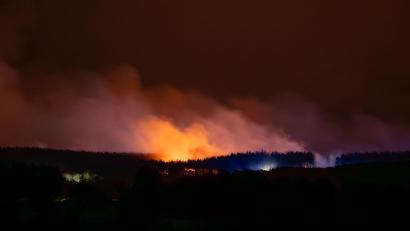 Bild: Max Lametz/dpa
Seit der Nacht hat sich das Feuer nicht weiter auf Monschau zubewegt, sagt der dortige Feuerwehr-Einsatzleiter.