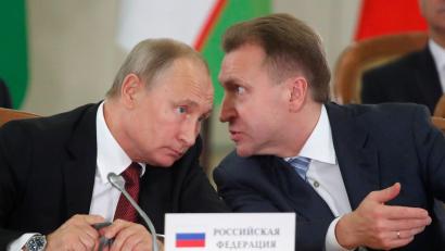 Bild: picture alliance / Maxim Shemetov/POOL REUTERS/AP/dpa
Der Chef der VEB.RU, Igor Schuwalow (r.), hat laut Medien seinen Chefvolkswirt Andrei Klepatsch entlassen, weil der eine Niederlage Russlands vorhergesagt hat. (Archivbild)