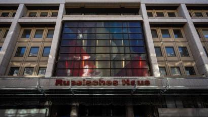 Bild: Soeren Stache/dpa
Harmloses Kulturzentrum, Propagandaschleuder oder Spionagenest? Am Russischen Haus scheiden sich die Geister.