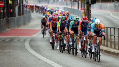 Bild: Gregor Fischer/dpa
Radprofis bei den 29. Cyclassics.