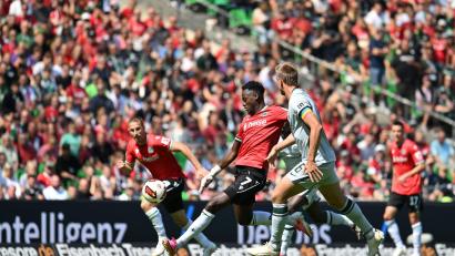 Bild: Swen Pförtner/dpa
Hannovers Mustapha Bundu im Spiel gegen den VfL Wolfsburg.