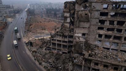 Bild: Omar Albam/AP/dpa
Während die Kriegsspuren in einigen Regionen Syriens kaum zu sehen sind, ist die Zerstörung andernorts immer noch groß. (Archivfoto)