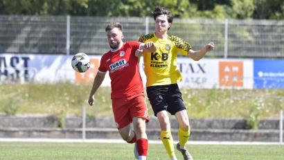 Archivbild: Hubert Ziegler
Jonas Pirner (rechts, Szene aus einem früheren Spiel) und der FC Amberg mussten sich beim Debüt von Trainer Erkan Kara bei der DJK Vornbach knapp mit 1:2 geschlagen geben.
