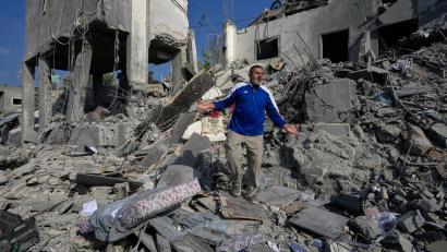 Bild: Mohammed Zaatari/AP/dpa
Der blutige Schlagabtausch zwischen Israel und der Hisbollah-Miliz geht weiter: Häuser in den Außenbezirken der Städte Ansar sowie Deir al-Sahrani wurden getroffen.