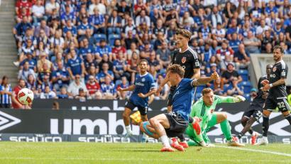 Bild: Friso Gentsch/dpa
Bielefelds Dreierpacker Joel Grodowski (vorne) schiebt den Ball zum 1:0 über die Torlinie.