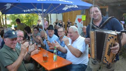 Bild: Josef Rosner
Alleinunterhalter Andreas Gleißner spielte beim Weinfest in Großensees auf.