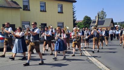 Bild: Gisela Kuhbandner
Beim gemeinsamen Kirchenzug begleiteten die Fichtelgebirgsmusikanten die Gäste.