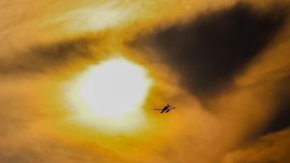 Bild: Christoph Reichwein/dpa
Durch dunkle Rauchschwaden: Ein schwedisches Löschflugzeug fliegt über dem Brandgebiet im Hohen Venn.