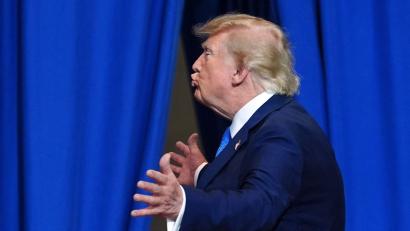 Bild: Julia Demaree Nikhinson/AP/dpa
Für US-Präsident Trump schien das Rahmenabkommen ein entscheidender Schritt zur Beendigung des Iran-Kriegs zu sein. (Archivbild)